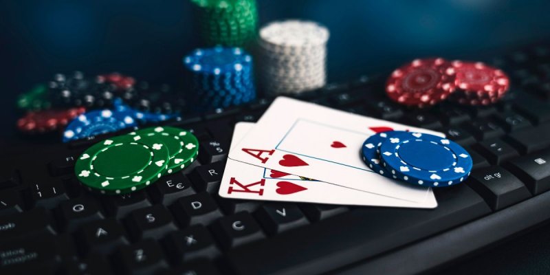 Poker Bom88: Cách chơi, luật bài và kinh nghiệm từ người mới đến cao thủ